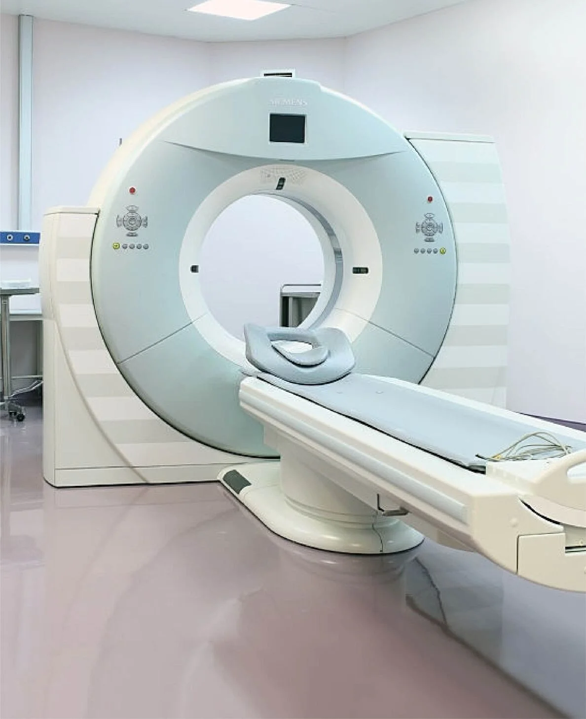 CT scanner and examination table
